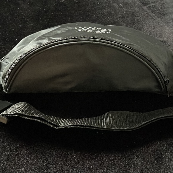 Limited Edition Jonas Brothers Fanny pack! Never been used - Picture 2 of 3